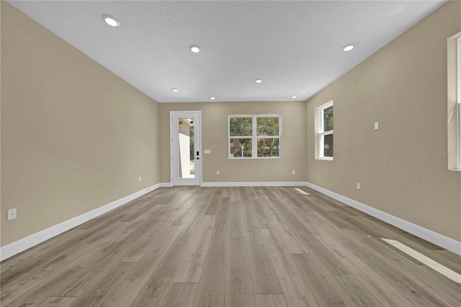 Spacious, unfurnished interior of a new home in , Winter Garden (Image 27).
