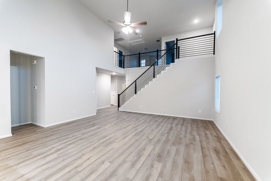 Spacious, unfurnished interior of a new home in Hennersby Hollow, San Antonio (Image 13).