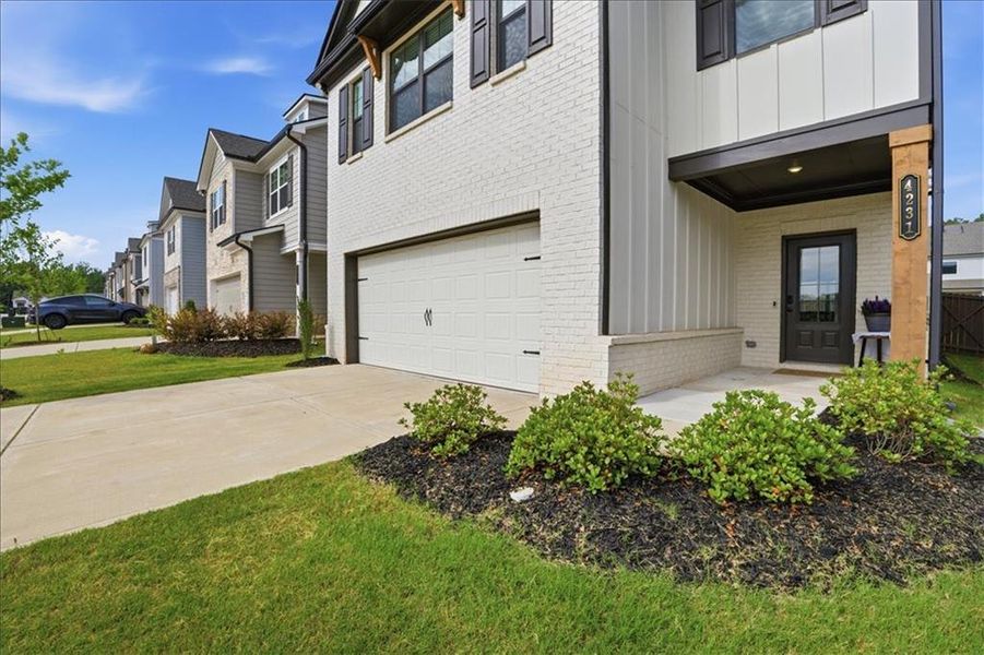 Exterior details and patio area of a home in Crofton Place Enclave, Snellville (Image 27).