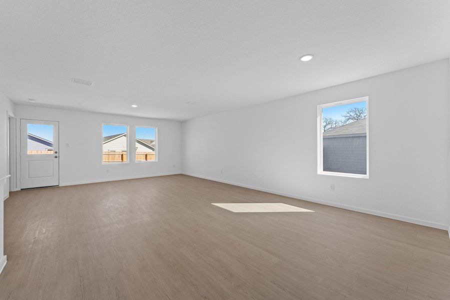 Spacious, unfurnished interior of a new home in Friendship Oaks, Fredericksburg (Image 18).