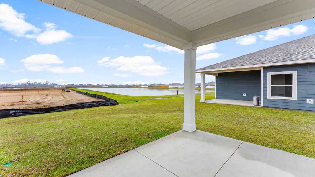 Representative exterior details of a home built from the The Rhett by D.R. Horton in Hodges Bayou Plantation, Panama City (Image 18).