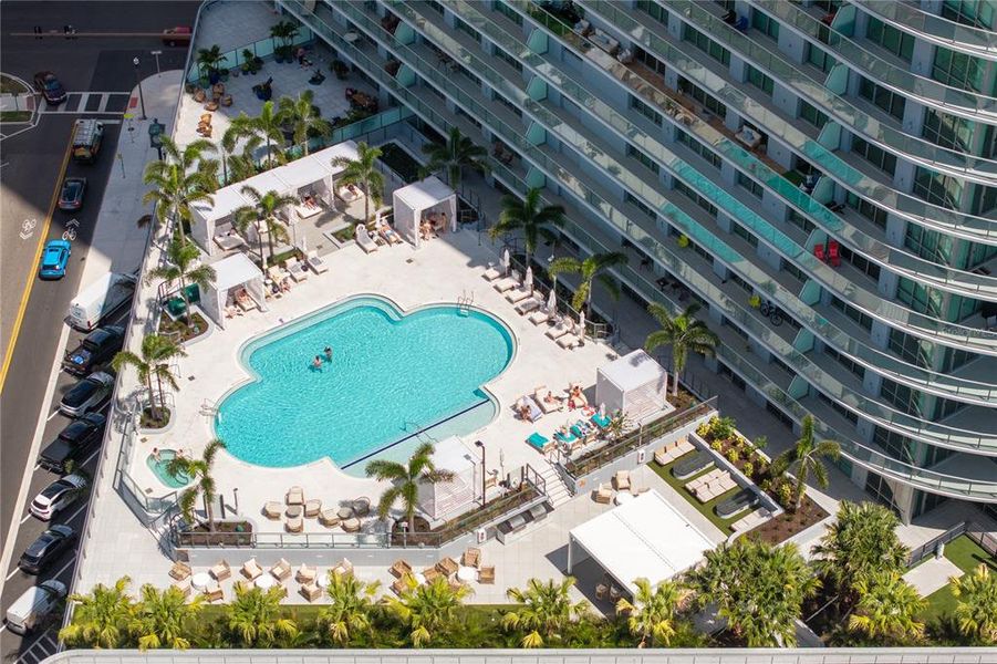 Condo located in St. Petersburg, FL showcasing its design and architecture (Image 27).