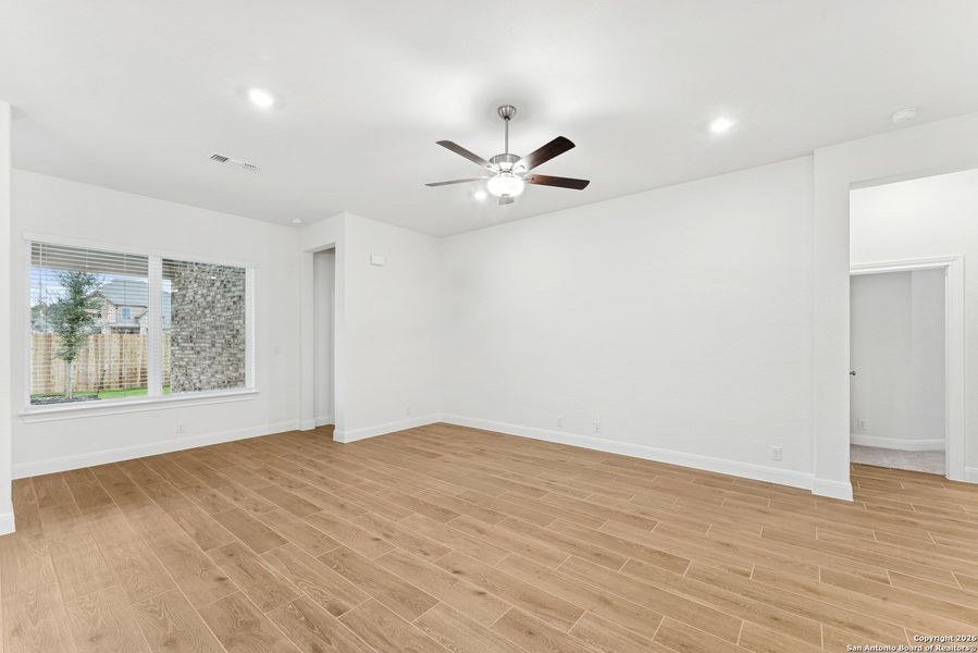 Spacious, unfurnished interior of a new home in Davis Ranch 50', San Antonio (Image 24).