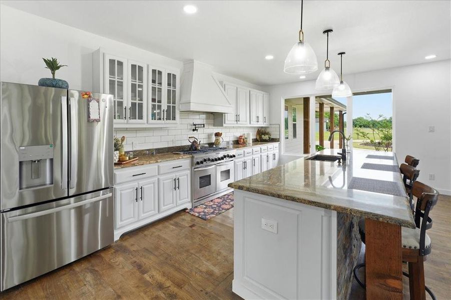 Large Island with Breakfast Bar Large Island with Breakfast Bar