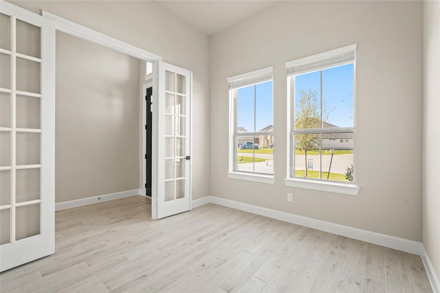 Spacious, unfurnished interior of a new home in Waterstone on Lake Conroe, Montgomery (Image 17).