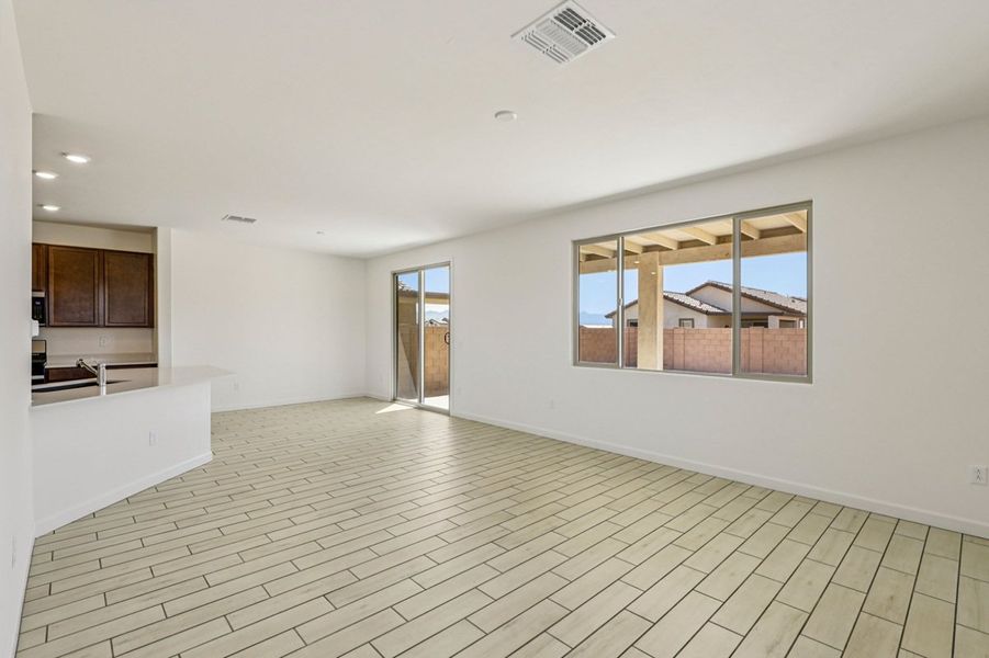 Spacious, unfurnished interior of a new home in Entrada Del Toro at Rancho Sahuarita, Sahuarita (Image 6).