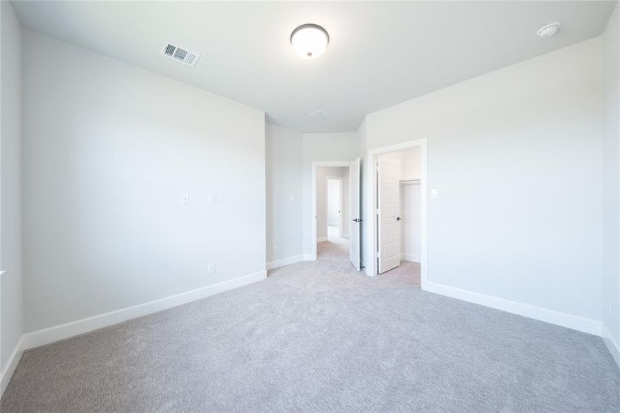 Spacious, unfurnished interior of a new home in Heath Golf and Yacht Club, Heath (Image 19).