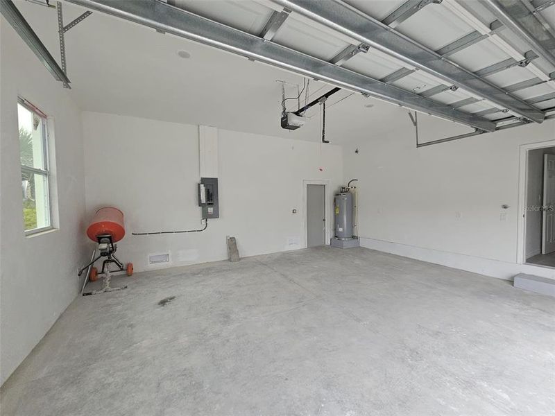 Spacious, unfurnished interior of a new home in , Port Charlotte (Image 6).