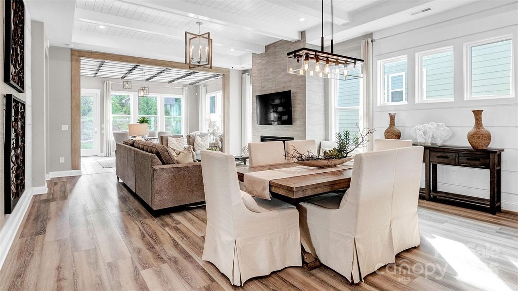 Model photo used for reference