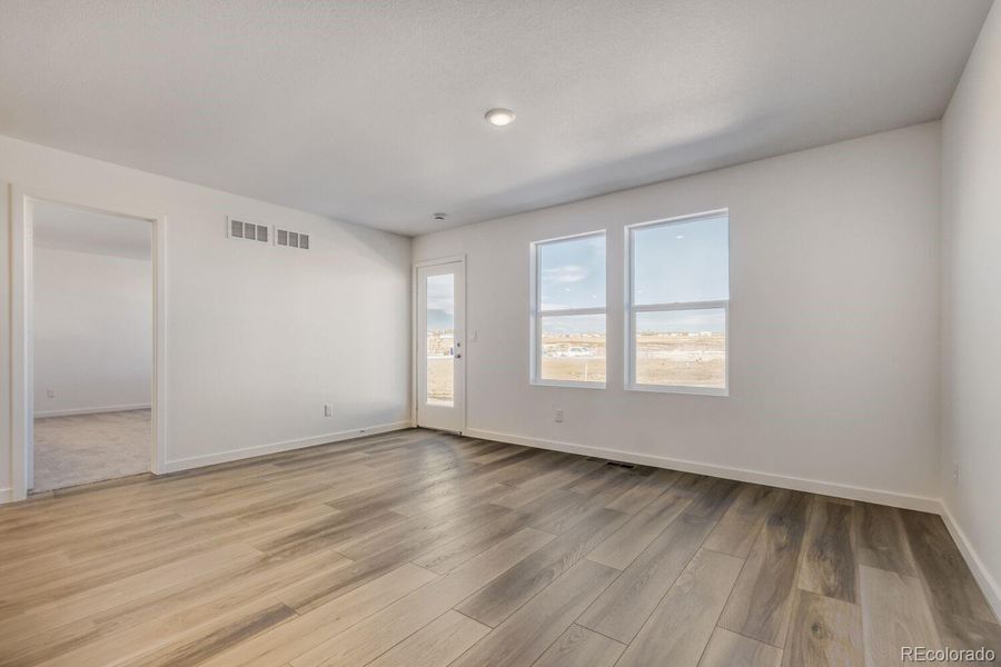 Spacious, unfurnished interior of a new home in Percheron, Colorado Springs (Image 11).