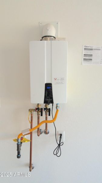 Tankless gas water heater