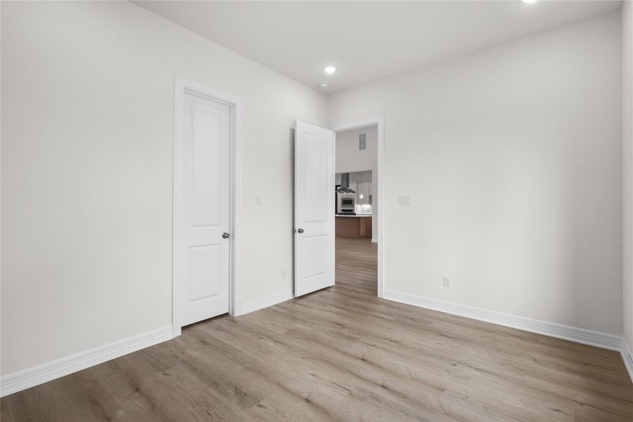 Spacious, unfurnished interior of a new home in , Angleton (Image 24).