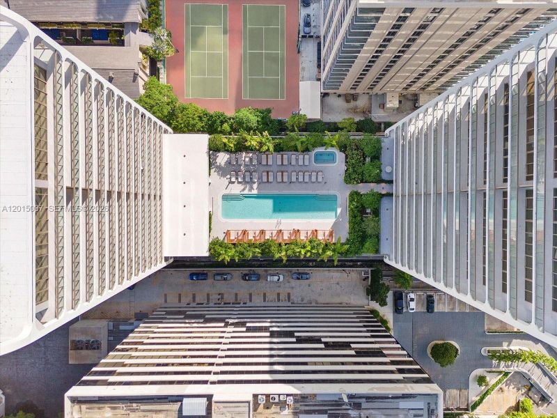Condo located in Miami, FL showcasing its design and architecture (Image 3).