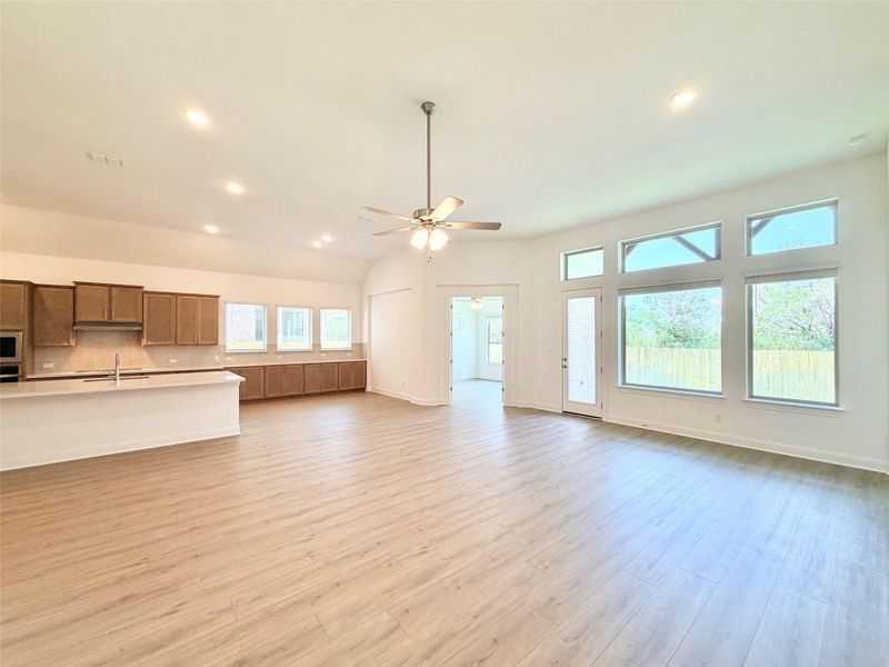 Spacious, unfurnished interior of a new home in Retreat at San Gabriel, Georgetown (Image 16).