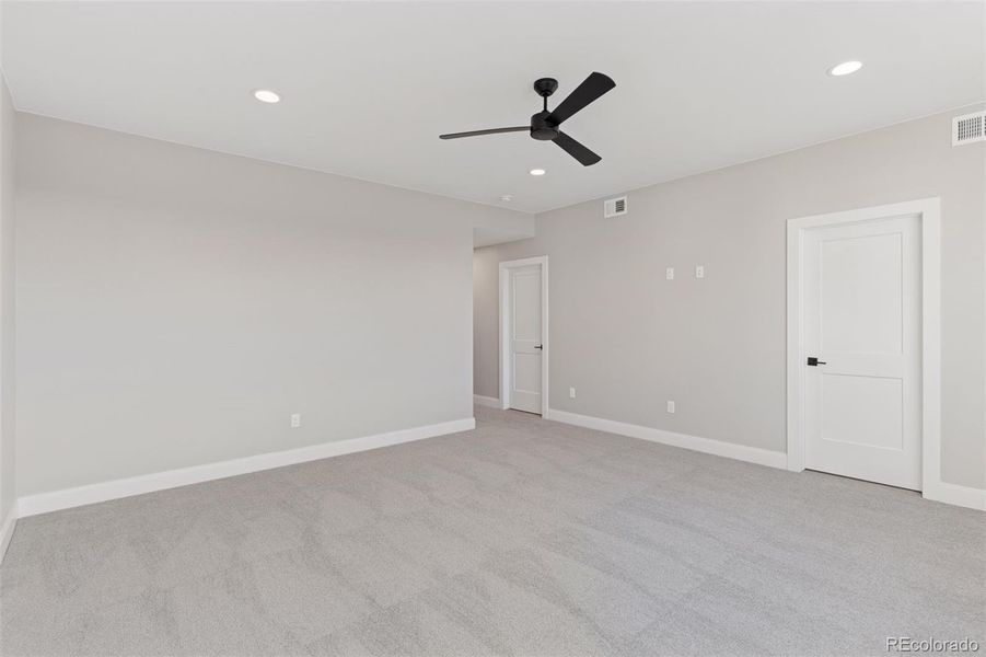 Photos are of a similar unit. Photos are of a similar unit.