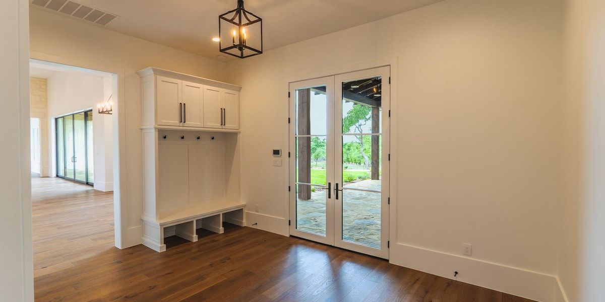 Spacious, unfurnished interior of a new home in , Fredericksburg (Image 18).