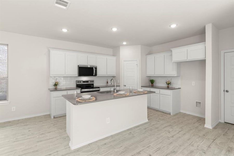 08. 3200 Yellow Pine - Kitchen (2)