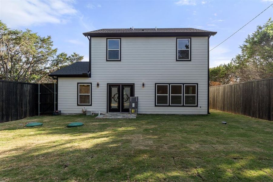 Exterior details and patio area of a home in , Granbury (Image 3).