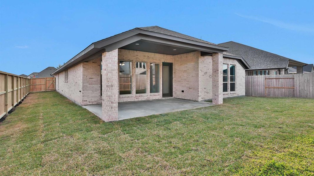 Exterior details and patio area of a home in Sienna, Missouri City (Image 4).