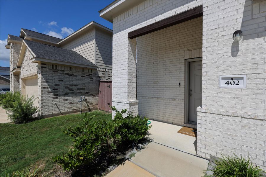Exterior details and patio area of a home in Woodshore, Clute (Image 3).
