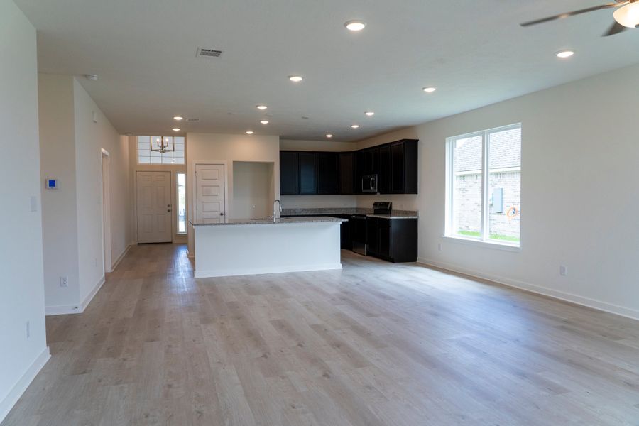 Spacious, unfurnished interior of a new home in Pecan Grove, Navasota (Image 5).
