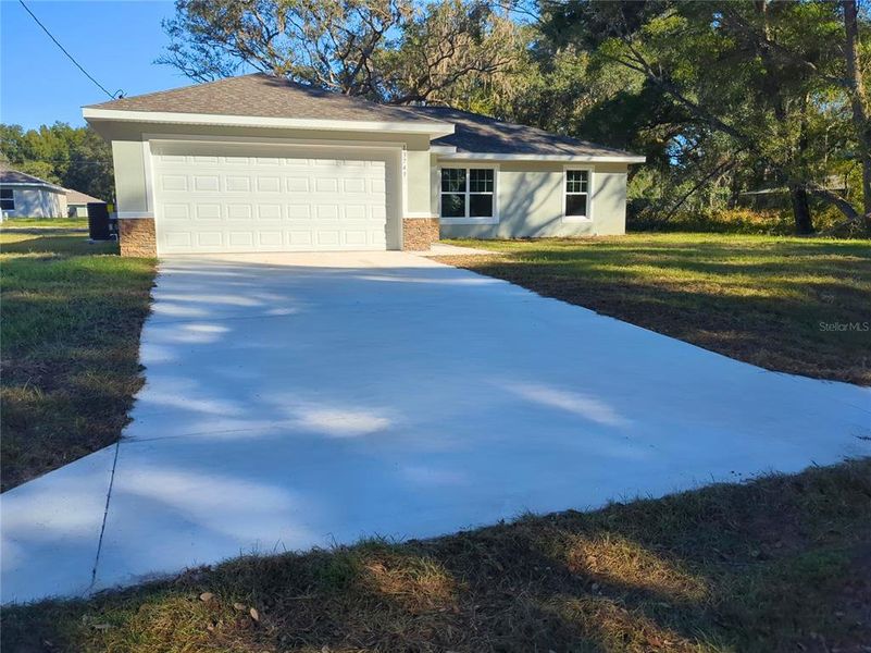 Exterior details and patio area of a home in , Dunnellon (Image 18).