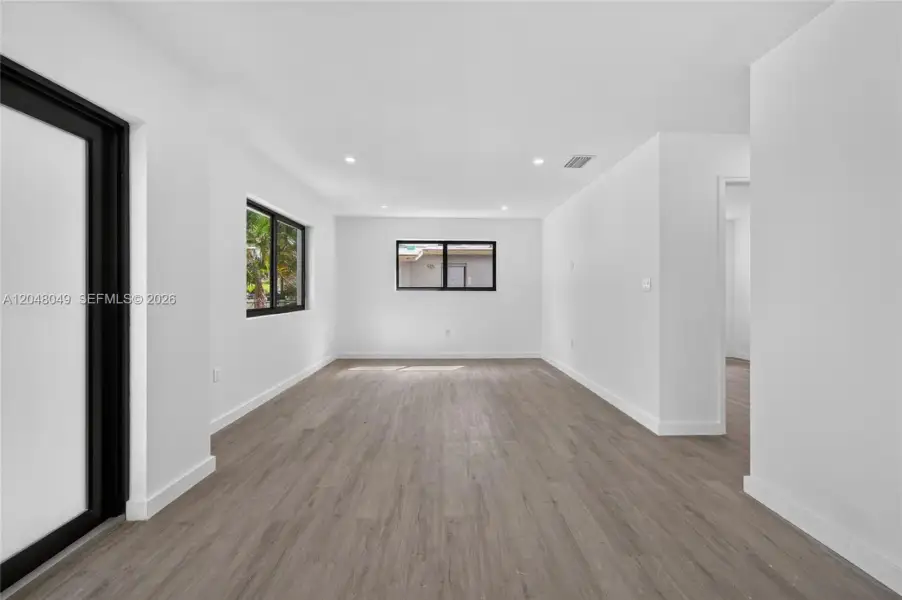 Spacious, unfurnished interior of a new home in , Fort Lauderdale (Image 13).