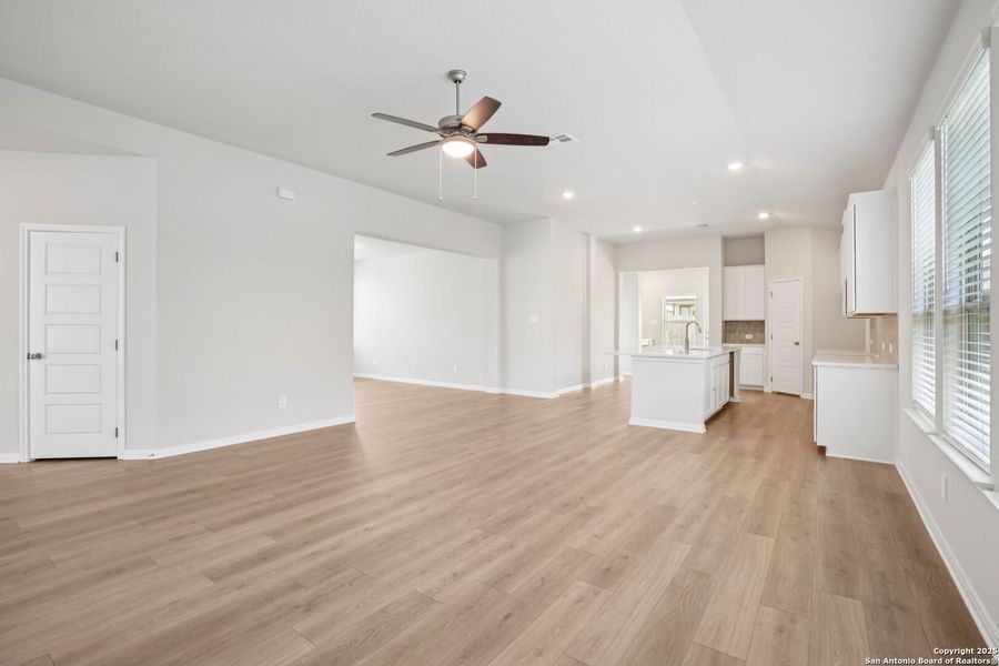 Spacious, unfurnished interior of a new home in Catalina, Converse (Image 16).