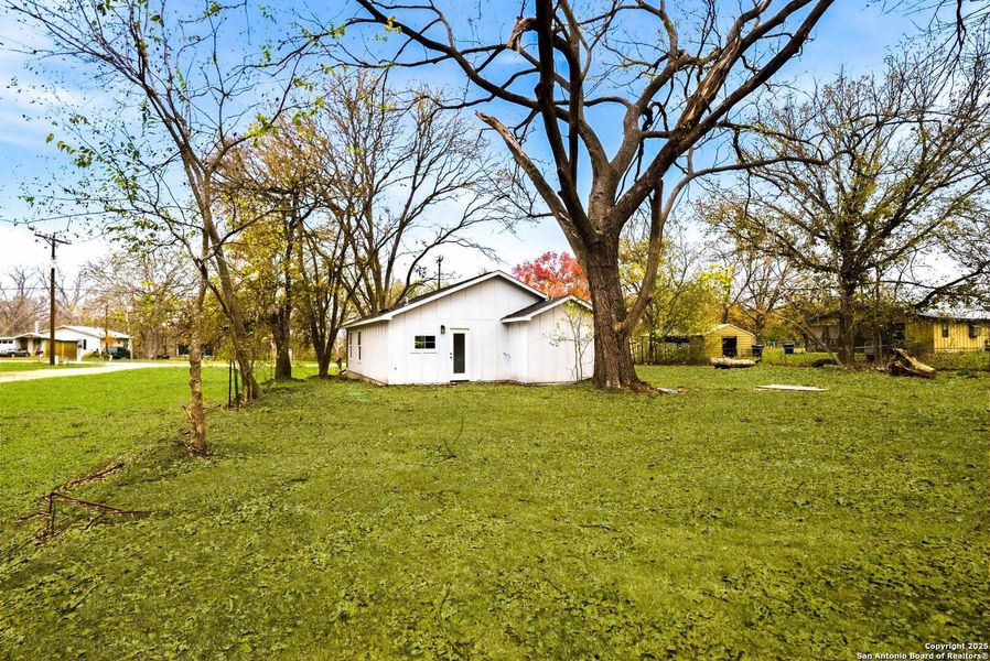 Exterior details and patio area of a home in , Seguin (Image 4).