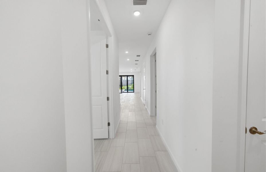 Spacious, unfurnished interior of a new home in Terreno, Naples (Image 17). Spacious, unfurnished interior of a new home in Terreno, Naples (Image 17).