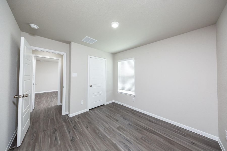 Spacious, unfurnished interior of a new home in Mackenzie Creek, Conroe (Image 22).