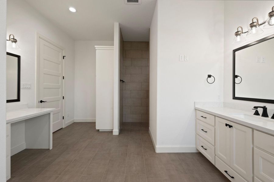 Furnished interior view inside a new home in , Bryan (Image 40).