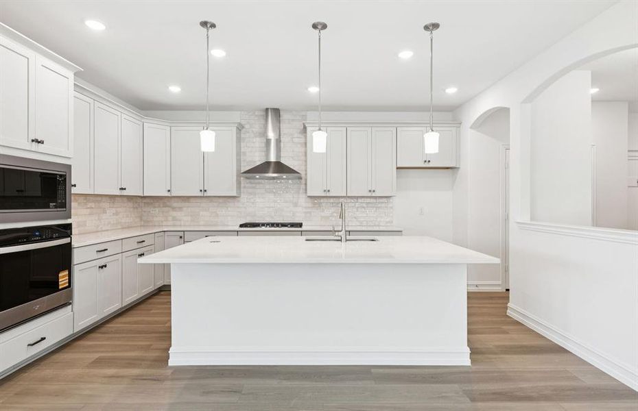 Eat-in bartop island in kitchen Eat-in bartop island in kitchen