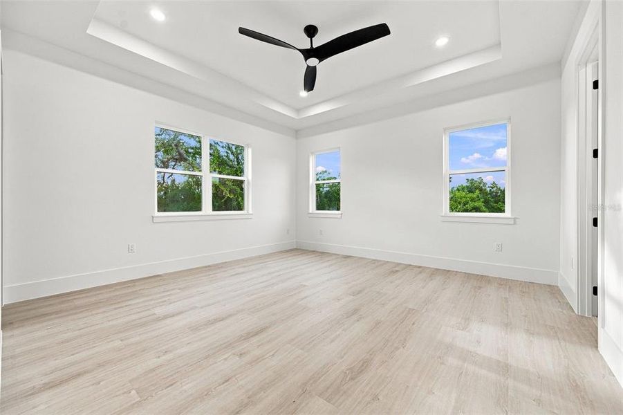 Spacious, unfurnished interior of a new home in , Sarasota (Image 23).