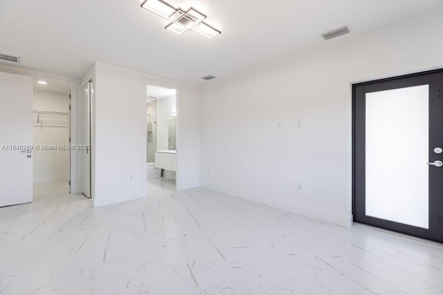 Spacious, unfurnished interior of a new home in , Cape Coral (Image 10).