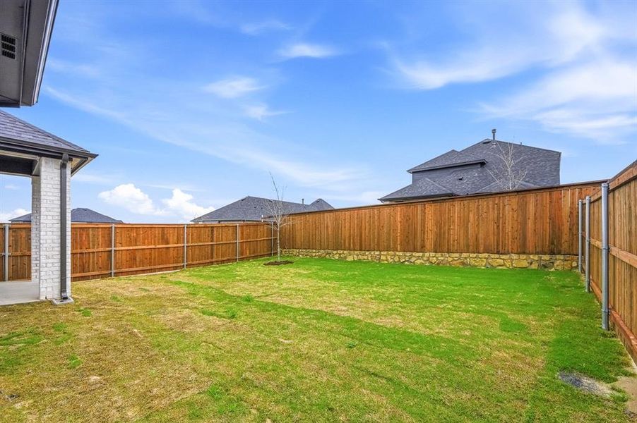 Exterior details and patio area of a home in Hillstead, Lavon (Image 17).