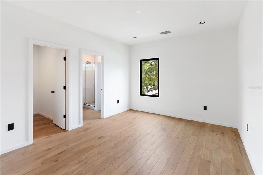 Spacious, unfurnished interior of a new home in , Sarasota (Image 52).