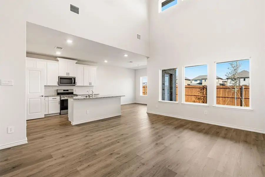Spacious, unfurnished interior of a new home in The Preserve at Forum, Grand Prairie (Image 5).
