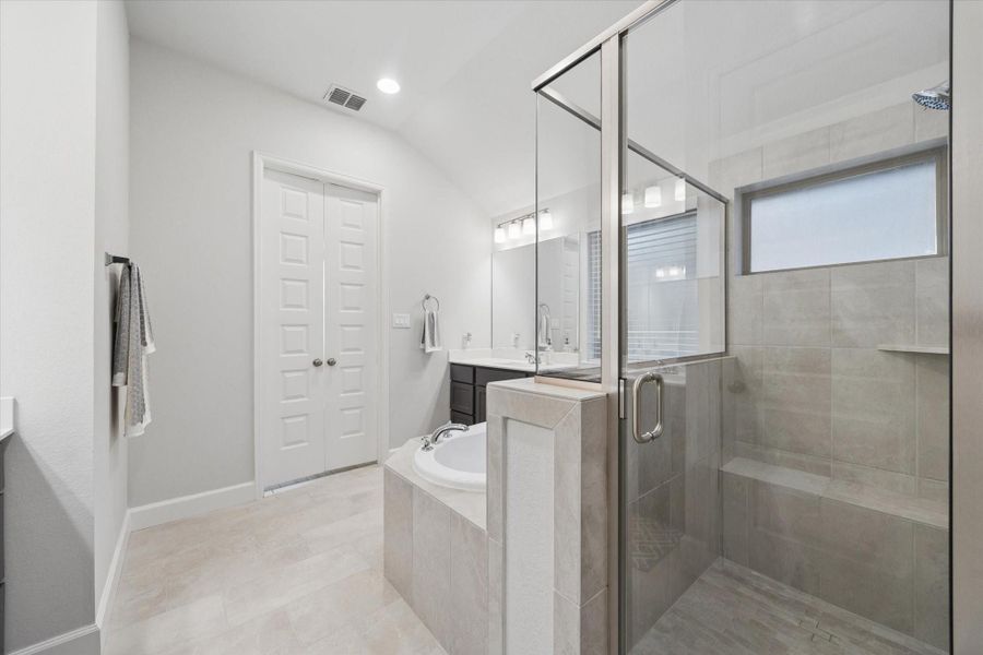 Furnished interior view inside a new home in Sienna, Missouri City (Image 33).