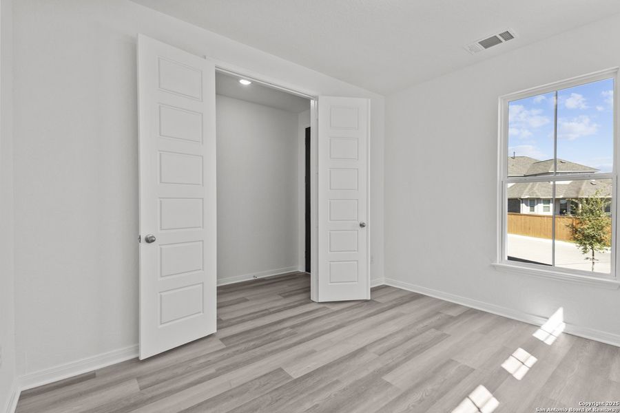 Spacious, unfurnished interior of a new home in Ladera 50', San Antonio (Image 17).
