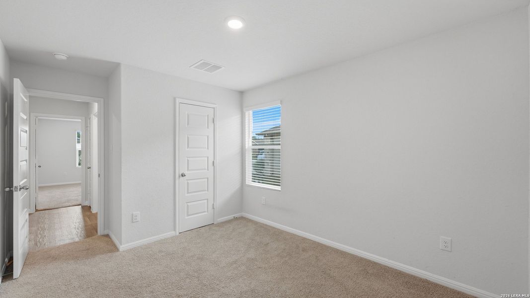 Spacious, unfurnished interior of a new home in Heather Glen, New Braunfels (Image 24).