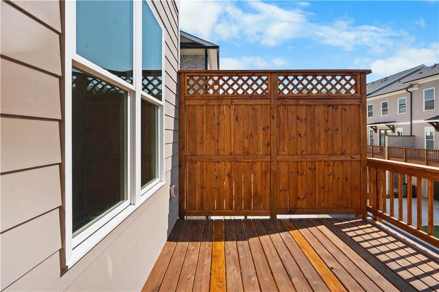 Exterior details and patio area of a home in Evanshire Townhomes, Duluth (Image 27).