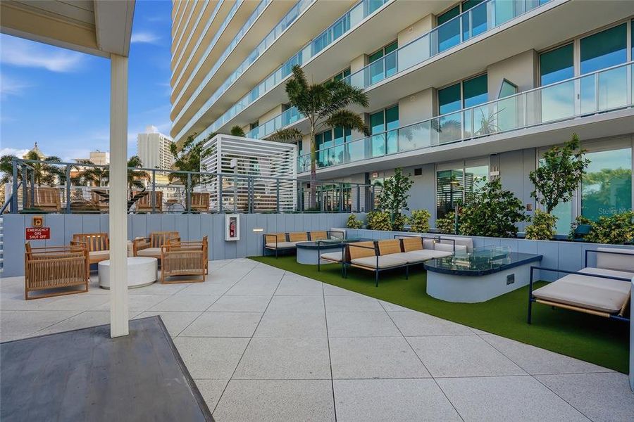 Condo located in St. Petersburg, FL showcasing its design and architecture (Image 31).