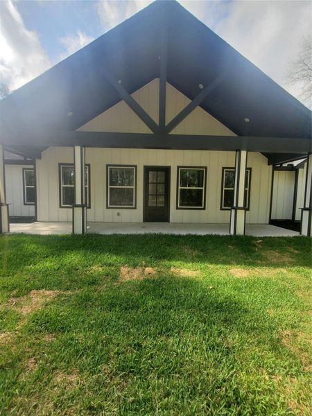MASSIVE FRONT PORCH WITH 20' ARCH CEILING MASSIVE FRONT PORCH WITH 20' ARCH CEILING