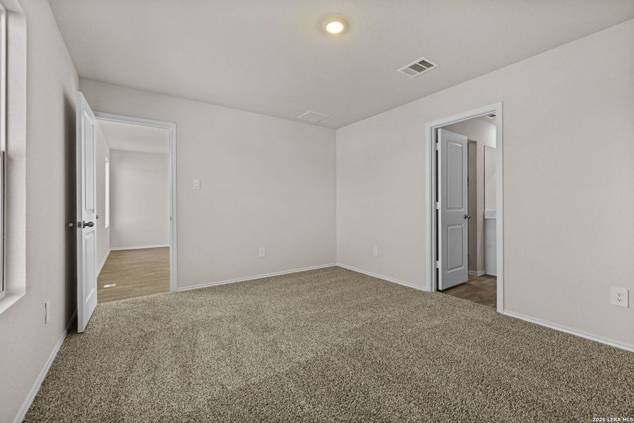 Spacious, unfurnished interior of a new home in Navarro Fields, Seguin (Image 9).