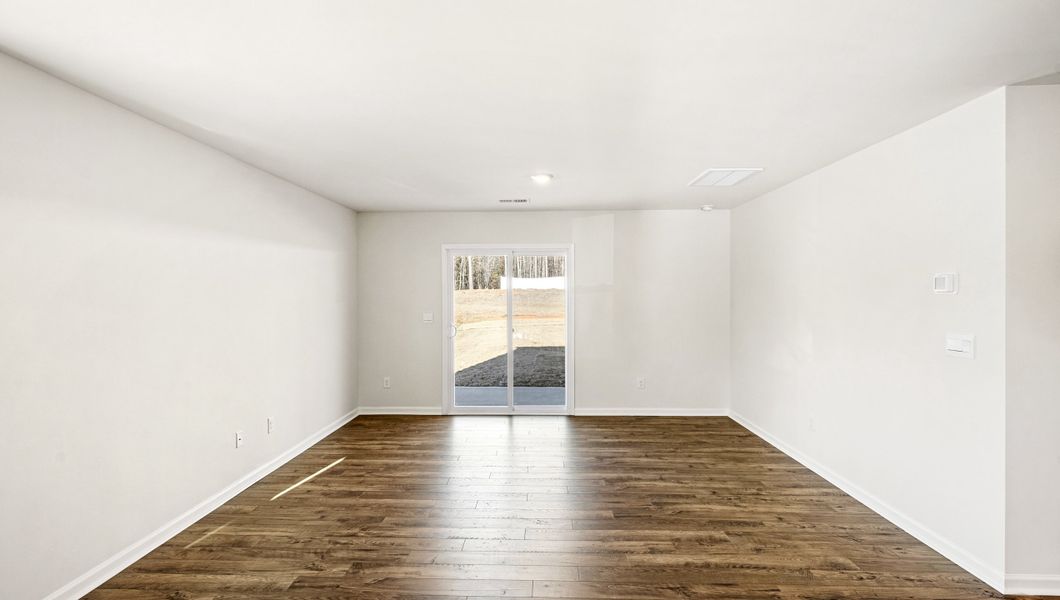 Spacious, unfurnished interior of a new home in Trailside Run, Spartanburg (Image 15).