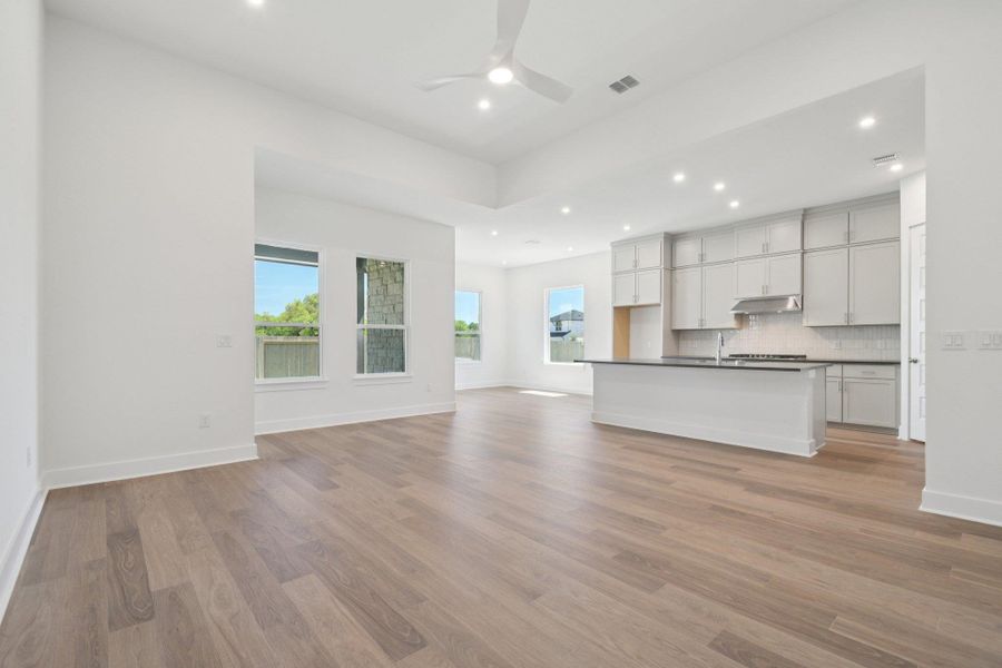 Spacious, unfurnished interior of a new home in Persimmon, Buda (Image 18).