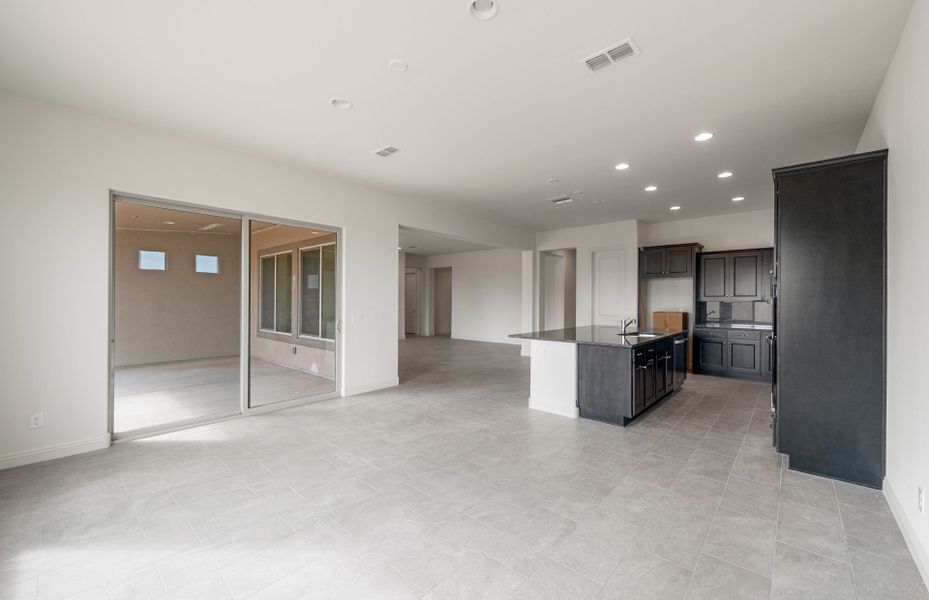 Spacious, unfurnished interior of a new home in Artisan at Asante, Surprise (Image 28).