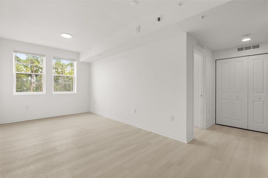 Spacious, unfurnished interior of a new home in , Orlando (Image 16).