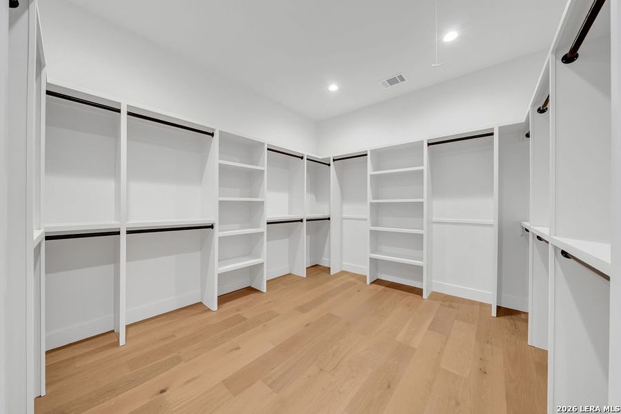 Spacious, unfurnished interior of a new home in , San Antonio (Image 43).